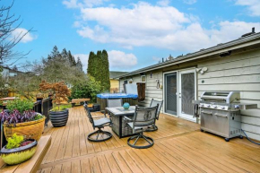 Lynnwood Home Private Hot Tub, Fire Table and Grill